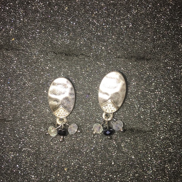 Silver post earrings w/ crystal & Black crystals - Picture 4 of 6